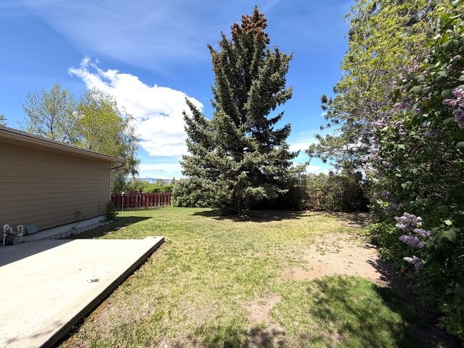 Building Photo - Pet Friendly 2 bed 1/5 bath Single Family Home With Fully Fenced Yard and Garage in great neighbo...