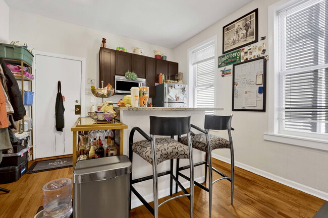 Building Photo - 1903 W Dickens Ave