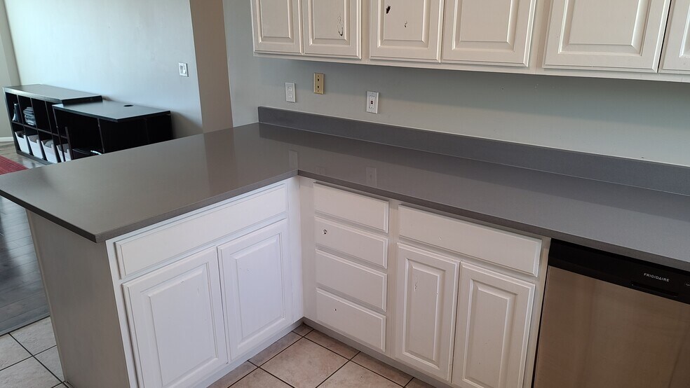Building Photo - 940 W Red Oaks Dr