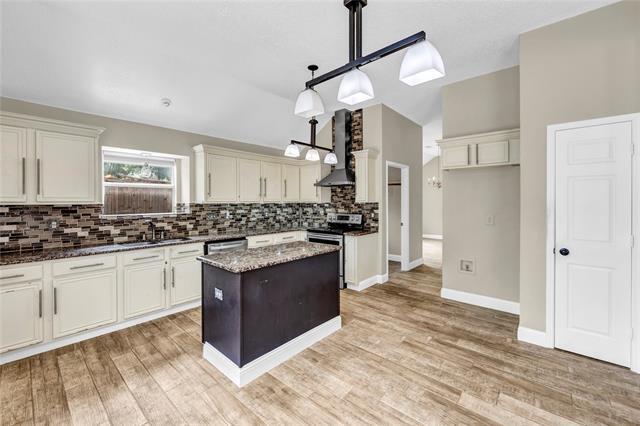 Building Photo - 900 Doral Cir