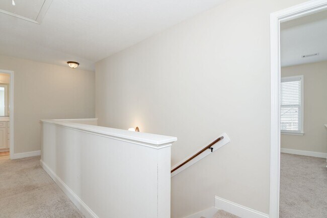 Building Photo - Gorgeous 5-Bedroom 3.5 Bath Home