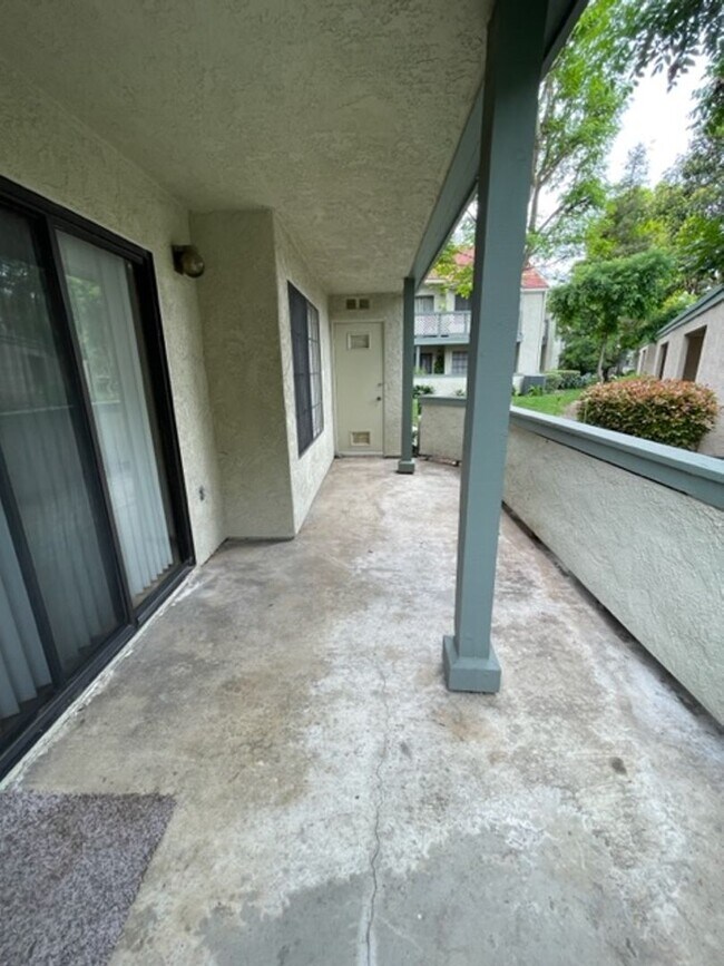 Building Photo - Large 2 Bedroom, 2 Bath Condo with 2 Parking and Community Pool