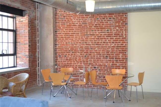 Building Photo - 1611 Locust St