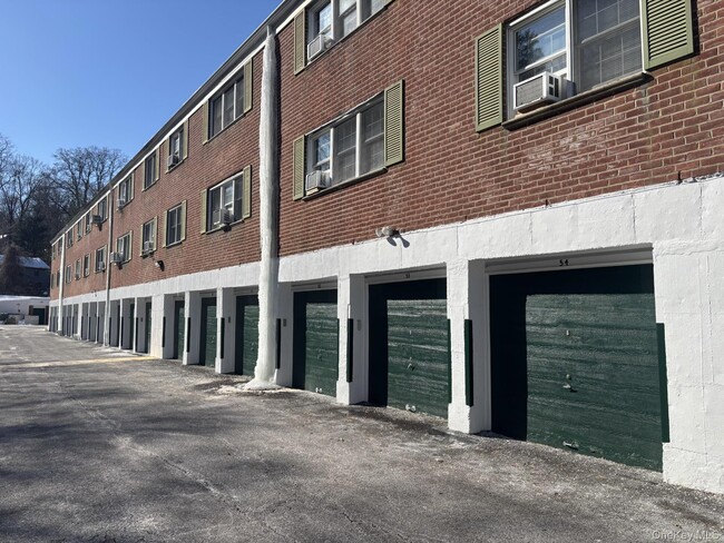 Building Photo - 580 Bedford Rd