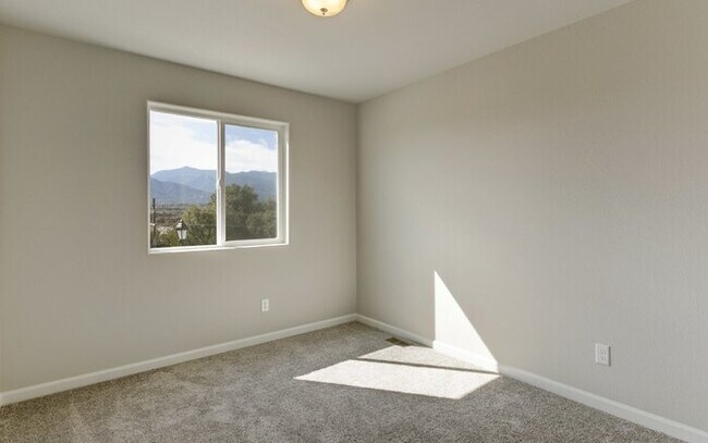 Building Photo - Newer Townhome | Mins to Base | Pool + Gym...