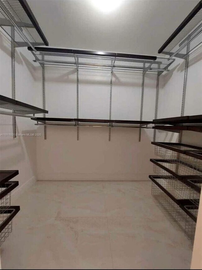 Building Photo - 1050 SW 137th Ct