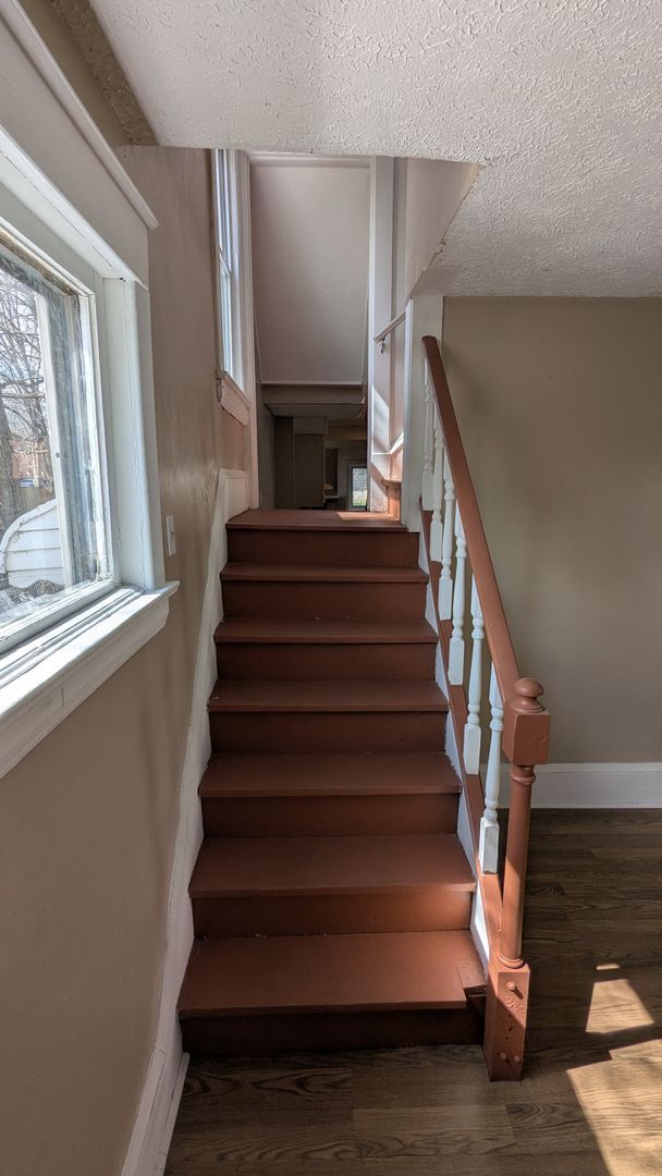 Building Photo - Discover this well-maintained 3-bedroom, 1-bath home in Akron