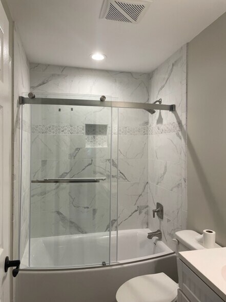 Bath - 453 Thompson St