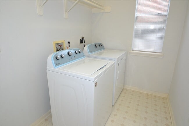 Building Photo - 15406 Amesbury Ln