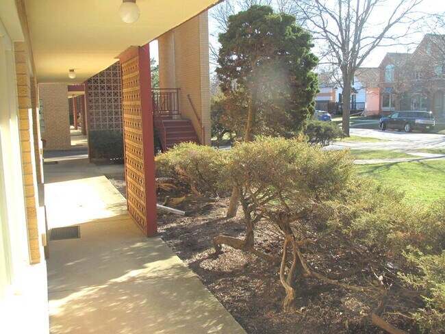 Building Photo - 33 N Clifton Ave