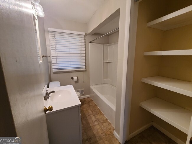Building Photo - 2691 Fernwood Ave