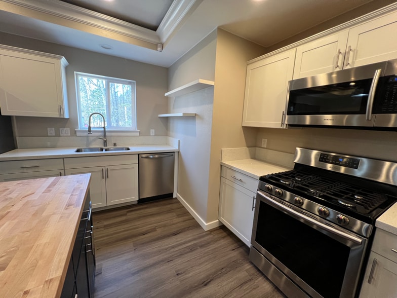 Building Photo - 1032 N Helen Ln