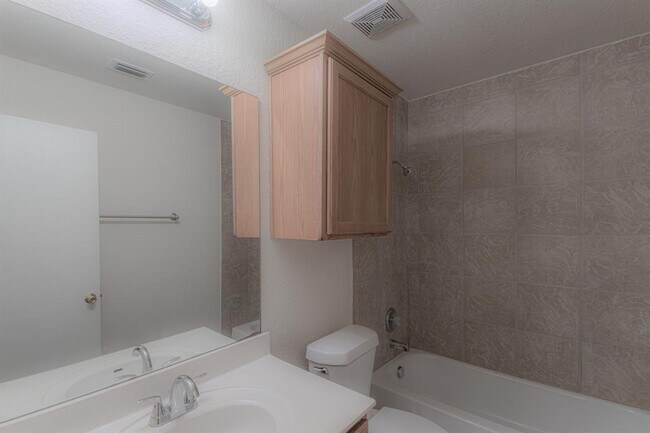 Building Photo - 10 Greenglade Ct