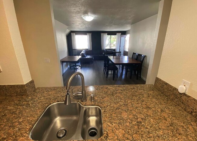 Building Photo - $2,900 - 2 Bedroom, 2 Bathroom Condo in the Heart of UTC La Jolla
