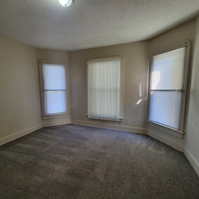 Building Photo - Near West 2BR House w/Central Air! Near IUPUI!