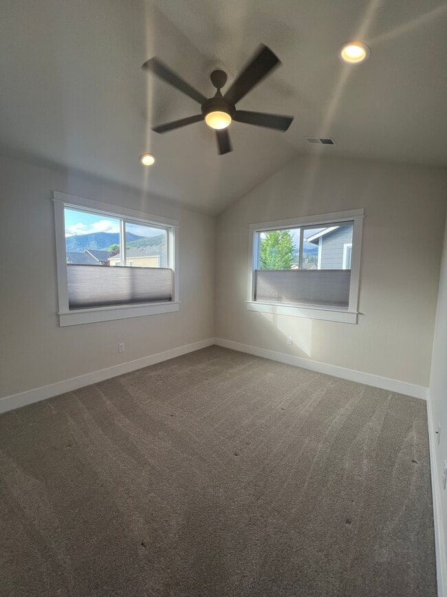 Building Photo - Charming three bedroom townhouse in the heart of Talent! | Available Mid May