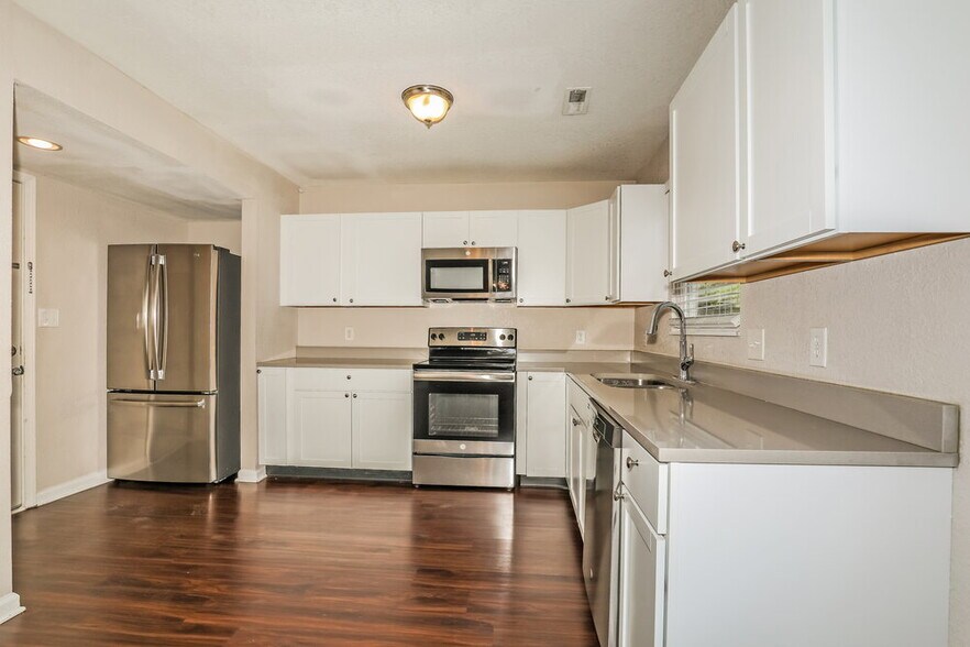 Building Photo - 304 E Pine Ridge Dr