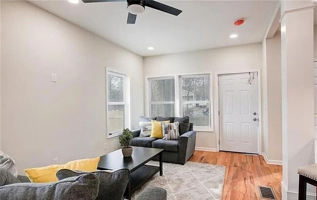 Building Photo - Elegant 3 BD 2.5 BA Home Offering Luxury Living in the Heart of Atlanta