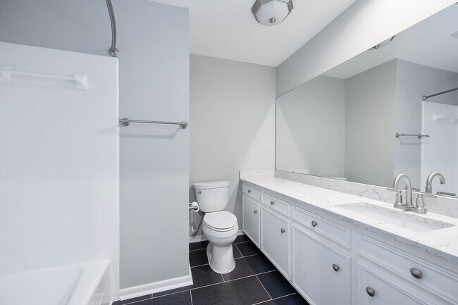 Building Photo - 2470 Country Club Dr