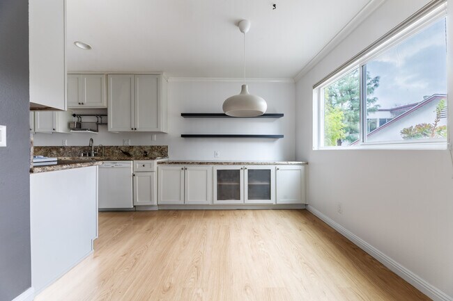 Building Photo - 4744 Ben Ave