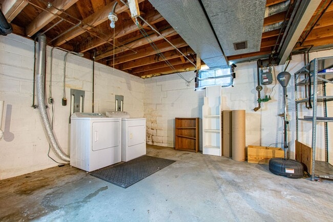 Building Photo - 2 Bedroom / 1 Bath Duplex with Private Basement and Washer/Dryer!