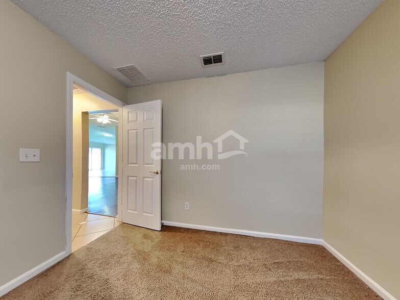 Building Photo - 9261 Redtail Dr