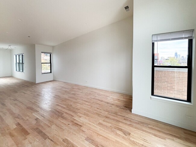 Building Photo - Spectacular 3 Bed/3 Bath Penthouse Apartment in prime Lincoln Park Location. Semi-Private Elevato...