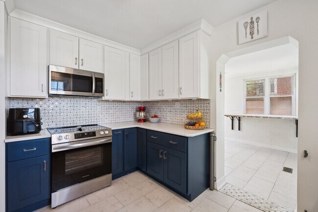 Building Photo - Spacious & Renovated Rental Home on Oversi...