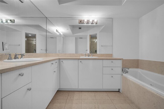 Building Photo - 19900 E Country Club Dr