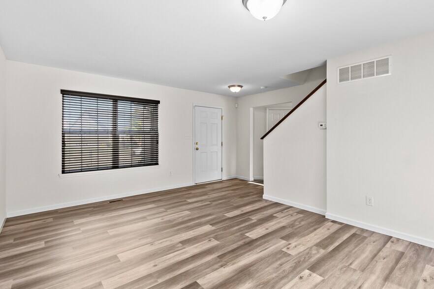 Building Photo - 614 Prairiegate Ct