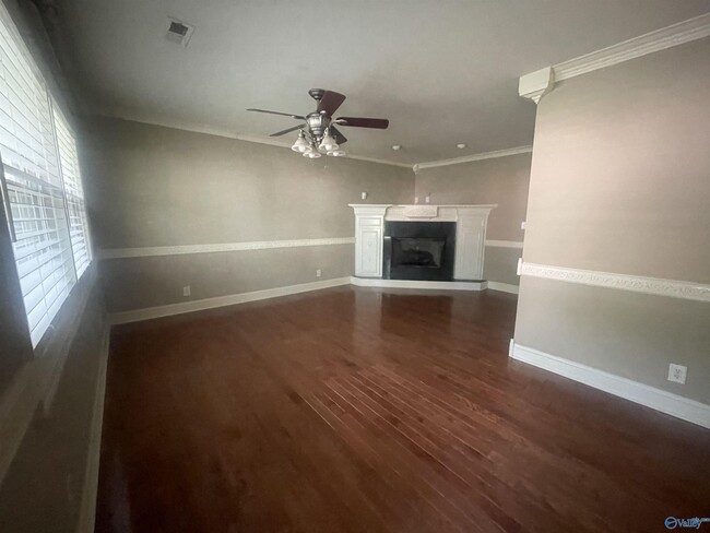 Building Photo - 505 Greenacres Dr NW