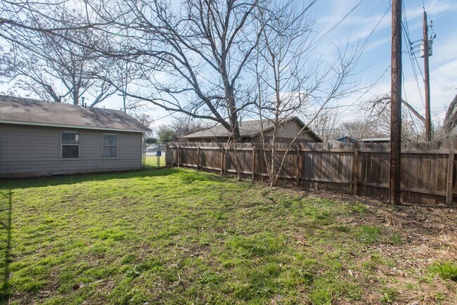 Building Photo - 6000 Tracy Lynn Ln