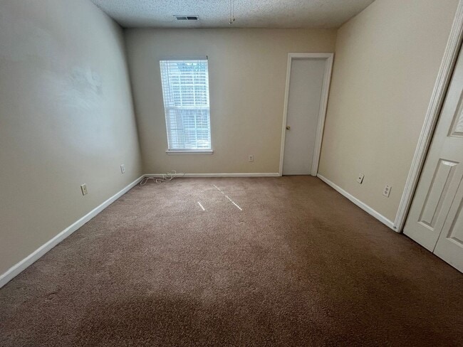 Building Photo - End Unit Townhouse, 3 Bed, 3 Bath