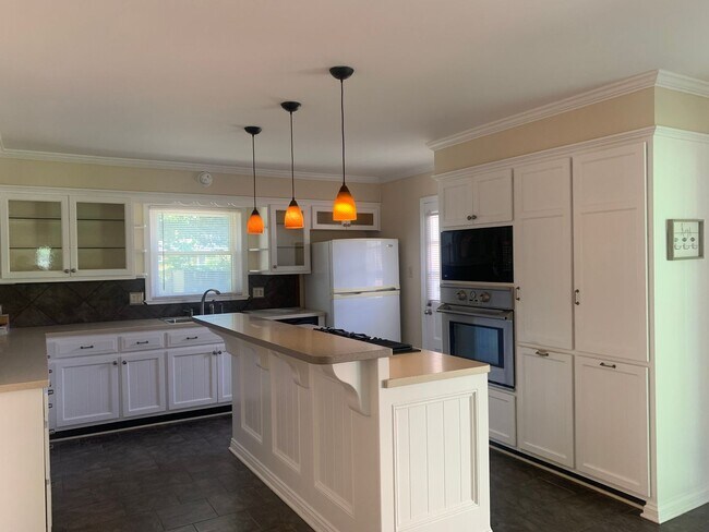 Building Photo - Gorgeous, Updated 3 Bedroom, 2 Bath Ranch ...
