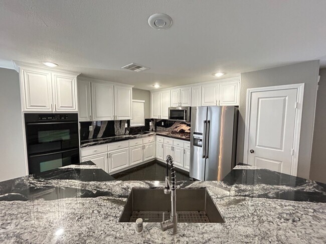 Building Photo - Desirable Split-Level 4-Bedroom Home in Southwest!