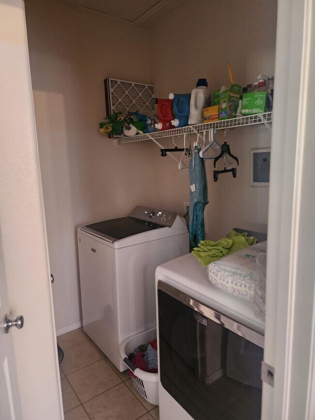Building Photo - Spacious Townhome with Gorgeous Views & Th...