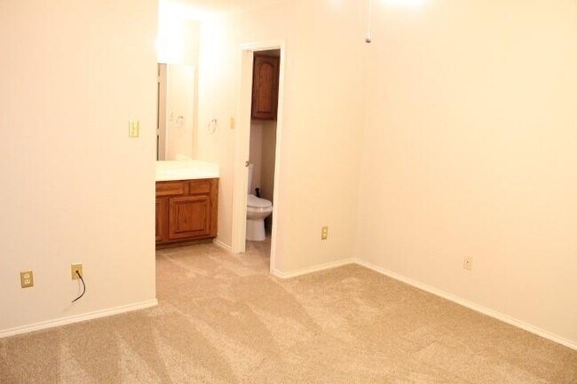 Building Photo - 1013 Stone Gate Dr