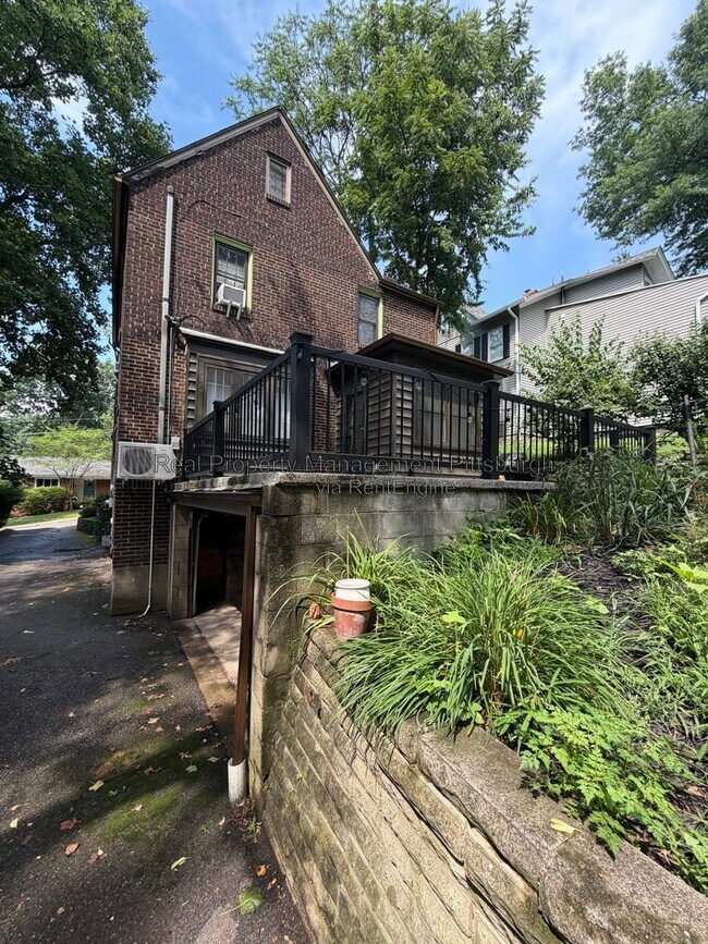 Building Photo - 152 Gordon St