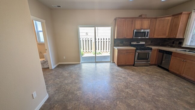 Building Photo - Great four bedroom home in Aloha!