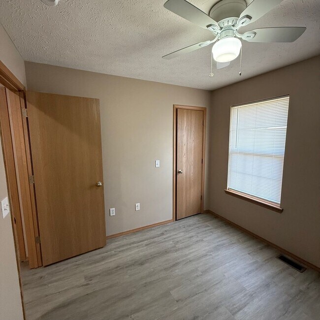 Building Photo - 4 Bedroom Home in Clever