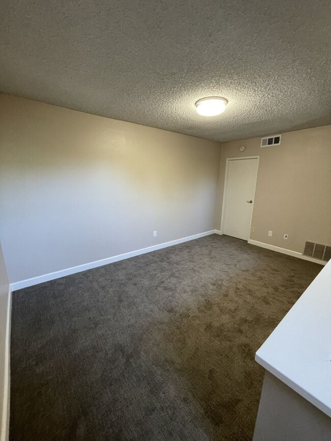 Building Photo - Charming Upstairs Loft – 1-Bedroom Condo-Style Living!