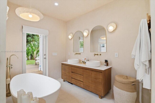 Building Photo - 753 NE 82nd Terrace