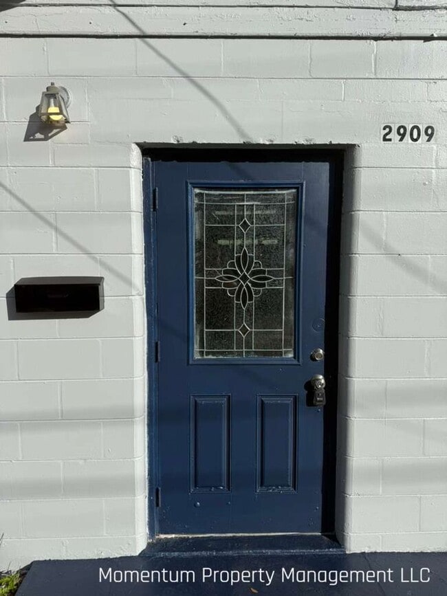 Building Photo - Cozy 2 bedroom/1 bathroom Single family home in the heart of Ybor! AVAILABLE FOR IMMEDIATE MOVE IN!!