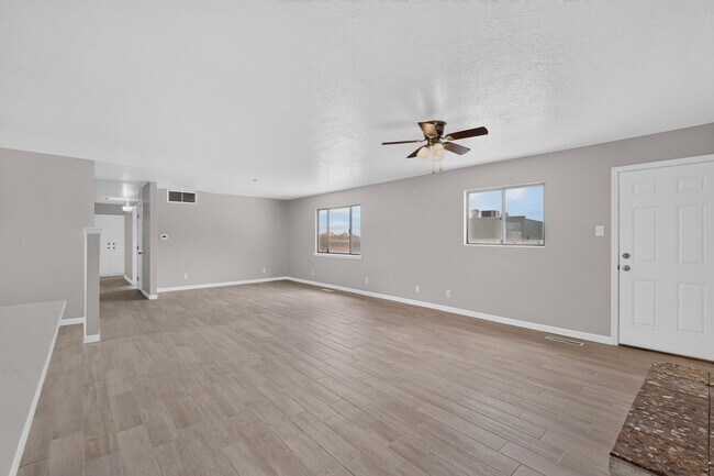 Building Photo - 7101 Cindy Dr NE