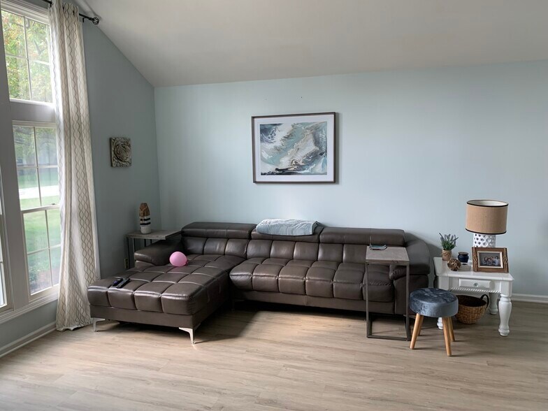 Building Photo - 3625 N Roger Dr