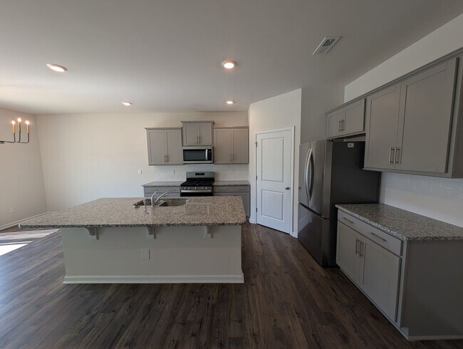 Building Photo - Spacious 2 story, 5 bedroom, 3 bath Home located in Secrest Commons Community!