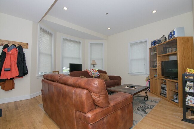Building Photo - Allston 3 Bed – Hardwood Floors – No Fee – 6/1