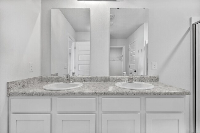 Building Photo - 5631 Guinevere Ln