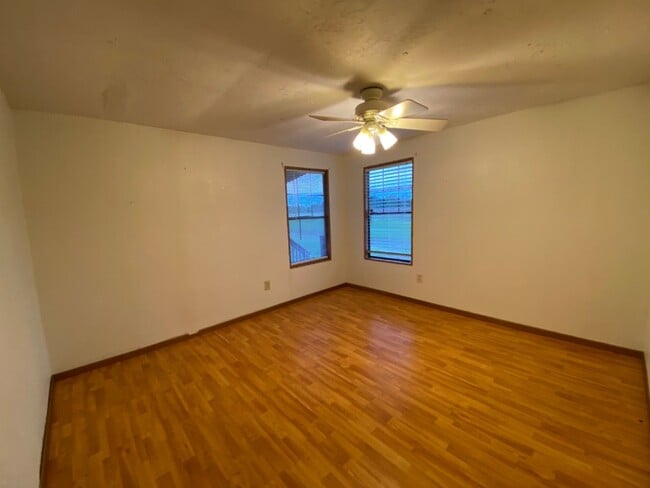 Building Photo - 3 Bedroom, 2 Bath home just outside of Liv...