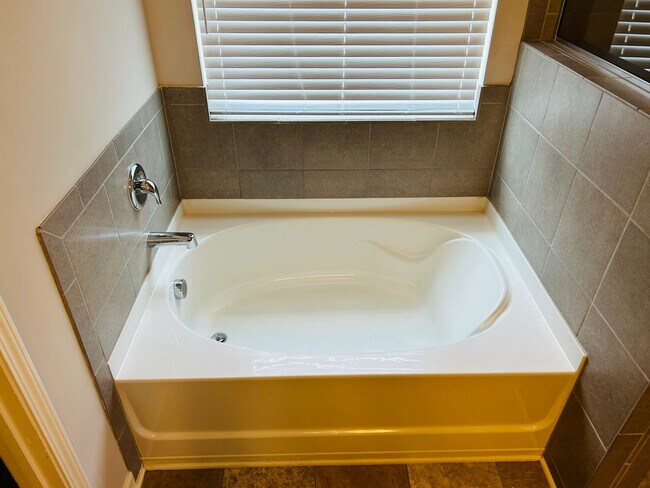 Building Photo - Beautiful 4 bedroom, 2.5 bathroom home In ...